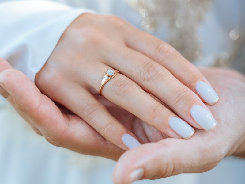 Đeo nhẫn vàng trong mơ có thể tượng trưng cho sự cam kết, trách nhiệm hoặc một quyết định quan trọng. 