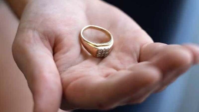 Nhặt được nhẫn vàng trong mơ có thể là dấu hiệu của cơ hội bất ngờ hoặc may mắn nhỏ trong cuộc sống. 