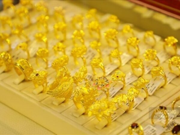 Nhẫn vàng ở tiệm vàng trong mơ thường liên quan đến tiền bạc, giao dịch và quyết định tài chính. 