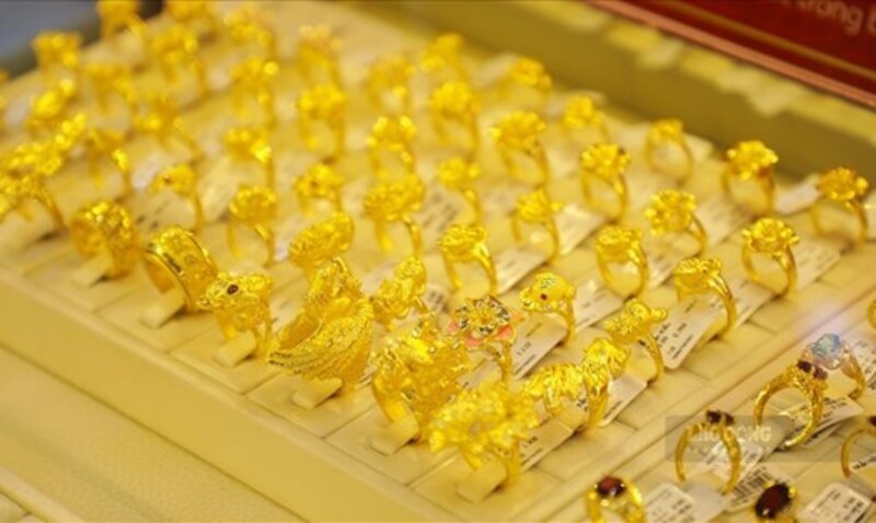 Nhẫn vàng ở tiệm vàng trong mơ thường liên quan đến tiền bạc, giao dịch và quyết định tài chính. 
