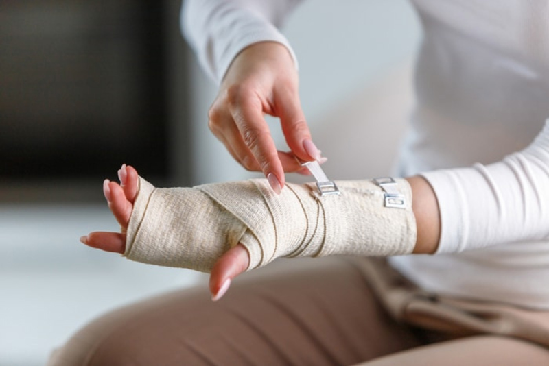 Không khởi động, dùng sai giày, chơi quá sức hoặc sai kỹ thuật là những lỗi dễ gây chấn thương. 