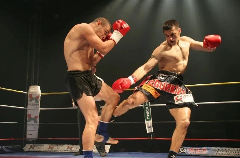 Người mới nên nắm vững các kỹ thuật cơ bản như jab, cross, hook, front kick, roundhouse kick và cách di chuyển trước khi tăng cường độ tập.