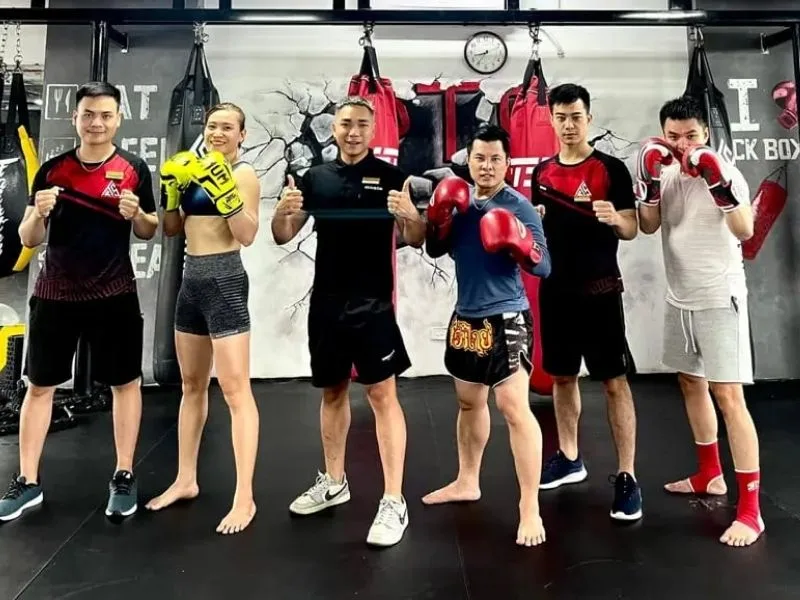 Giá học Kick Boxing có thể khác nhau theo từng phòng tập, nhưng người mới nên ưu tiên chất lượng hướng dẫn và độ an toàn thay vì chỉ chọn giá rẻ.