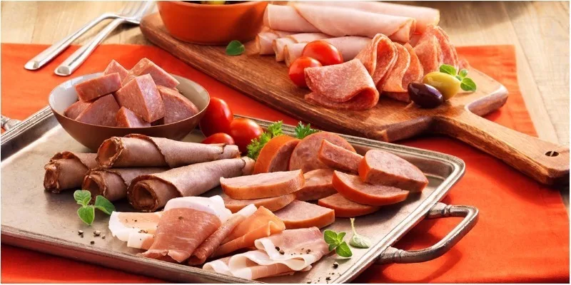 Người bị mỡ máu cao nên hạn chế thịt mỡ, da gia cầm, nội tạng và thịt chế biến sẵn.