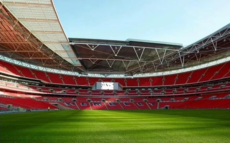 Sân Wembley không thuộc riêng bất kỳ CLB nào mà là sân vận động quốc gia của Anh, nơi tổ chức nhiều trận đấu lớn của bóng đá Anh.
