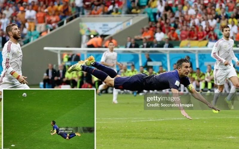 Cú đánh đầu “Flying Dutchman” của Van Persie trở thành biểu tượng tại World Cup 2014 (Nguồn ảnh: Getty image)