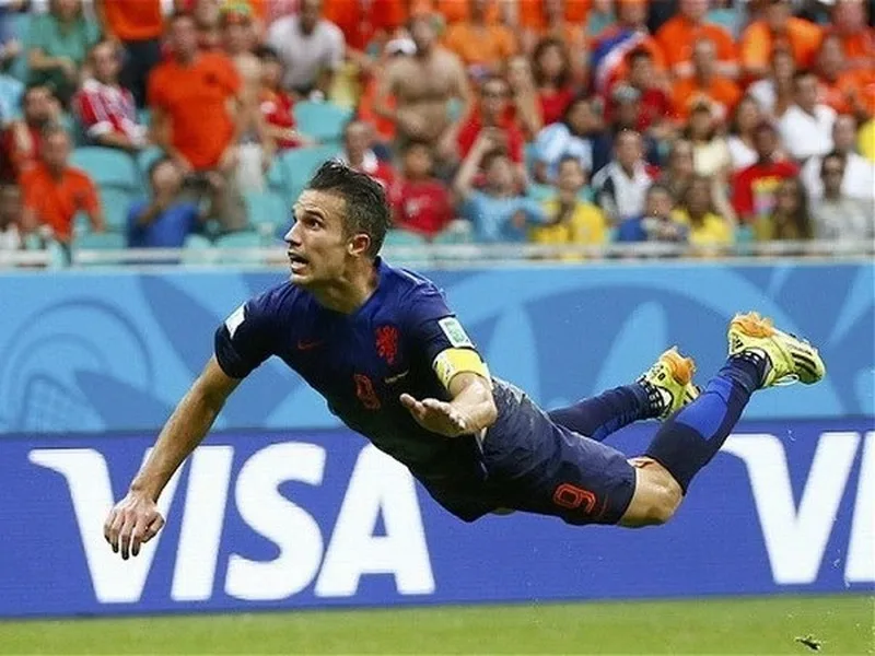 Tư thế bay người độc đáo giúp bàn thắng của Van Persie được nhớ mãi
