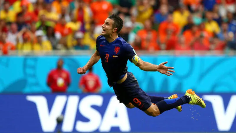 Hình ảnh Van Persie bay trên không khiến biệt danh Flying Dutchman trở nên nổi tiếng