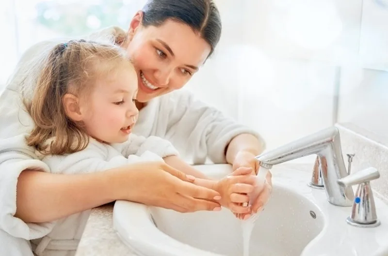 Phòng ngừa cảm cúm cho trẻ cần kết hợp rửa tay, che miệng khi ho, vệ sinh đồ chơi, ngủ đủ giấc và tiêm phòng theo khuyến cáo.