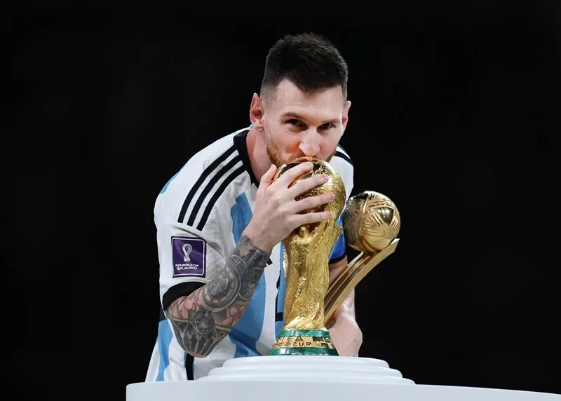 Nụ cười cứu rỗi của Lionel Messi khi chính thức chạm tay vào cúp vàng thế giới ở tuổi 35.