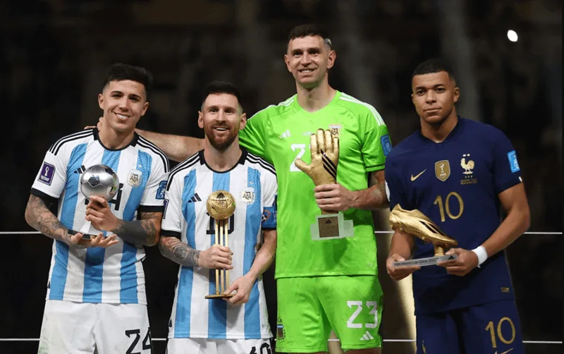 Cúp vàng World Cup 2022 chính thức khép lại cuộc tranh luận thế kỷ giữa Messi và Cristiano Ronaldo.