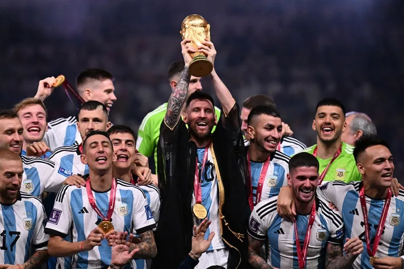 Thủ lĩnh Lionel Messi cùng các đồng đội trẻ Argentina nâng cao cúp vàng sau bao năm tháng bền bỉ chiến đấu.
